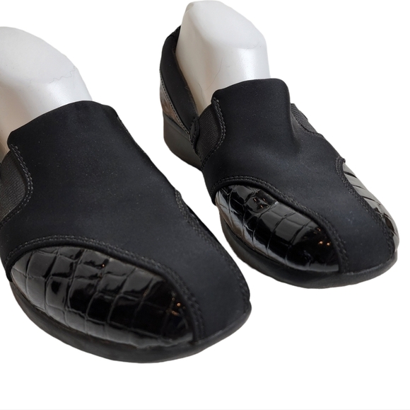 CLARKS SLIP ON SHOES - Picture 5 of 16